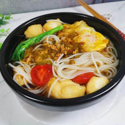 砂锅米粉,料足味美